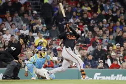 Orioles hang on to win nightcap against the Red Sox 2-1