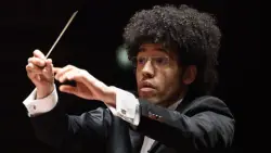 Review: Rafael Payare conducts Shostakovich’s massive ‘Leingrad’ with thrilling force