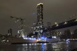Mexican navy training vessel hits New York’s Brooklyn Bridge. Some injuries reported
